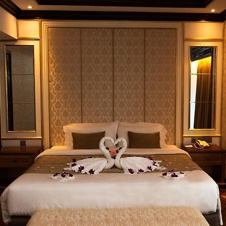 Puteri Wing - Riverside Majestic Hotel Kuching Exterior photo