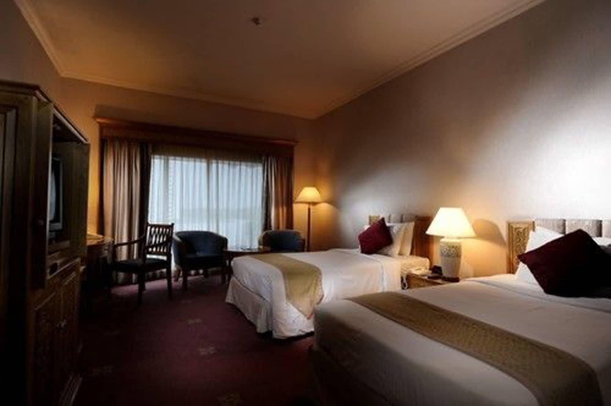 Puteri Wing - Riverside Majestic Hotel Kuching Exterior photo